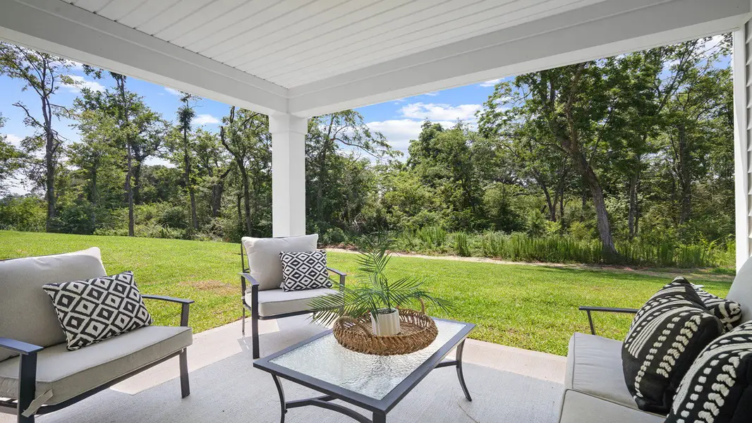 Exterior details and patio area of a home in Holly Oaks, Statesboro (Image 2).