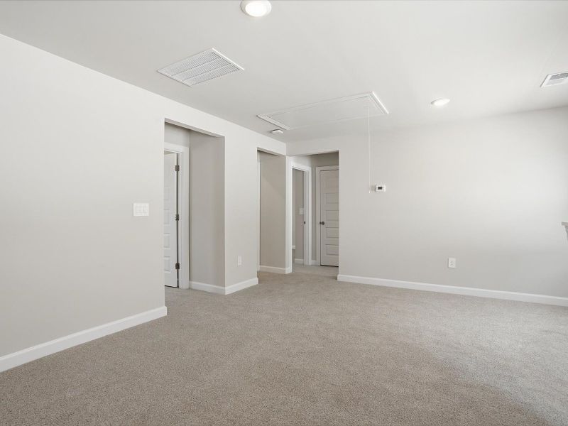 Spacious, unfurnished interior of a new home in Village at White Pine, Pendleton (Image 15).