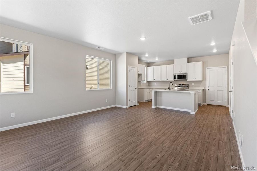 Spacious, unfurnished interior of a new home in Spring Valley, Longmont (Image 16).