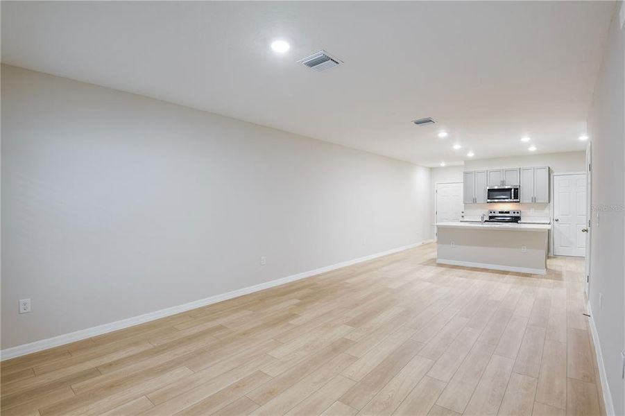 Spacious, unfurnished interior of a new home in Grove at Crosswind, Haines City (Image 13).