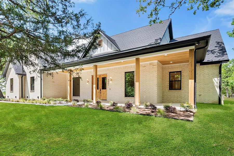 Exterior details and patio area of a home in , Corsicana (Image 4).