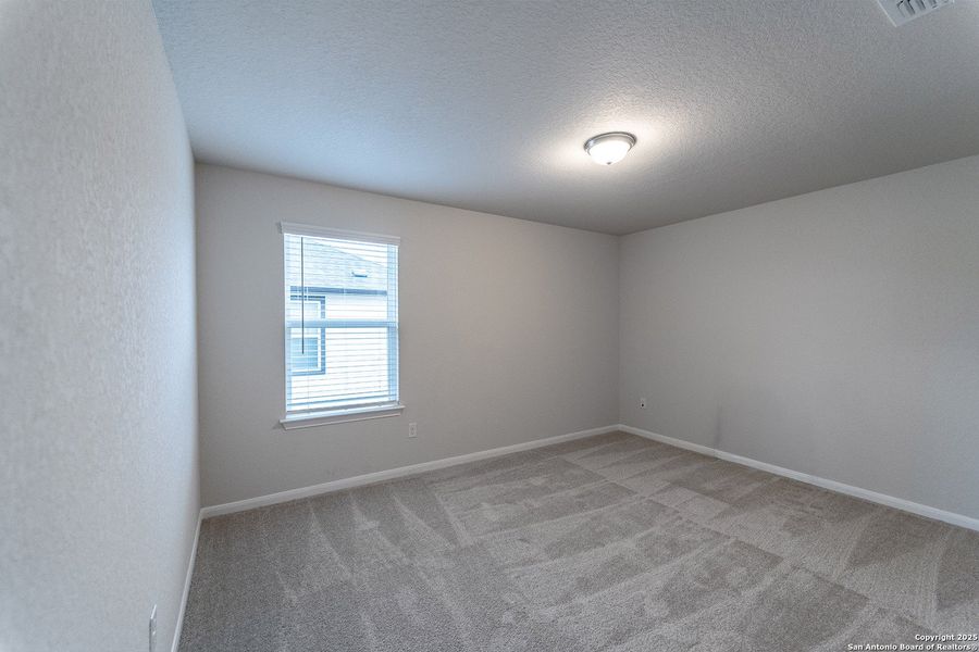 Spacious, unfurnished interior of a new home in Cloud Country, New Braunfels (Image 17).