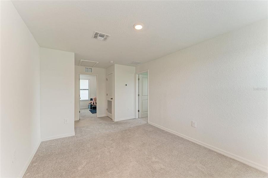 Spacious, unfurnished interior of a new home in , Sarasota (Image 24).