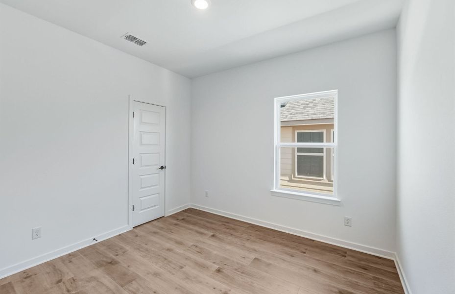 Spacious, unfurnished interior of a new home in Sunfield, Buda (Image 40).