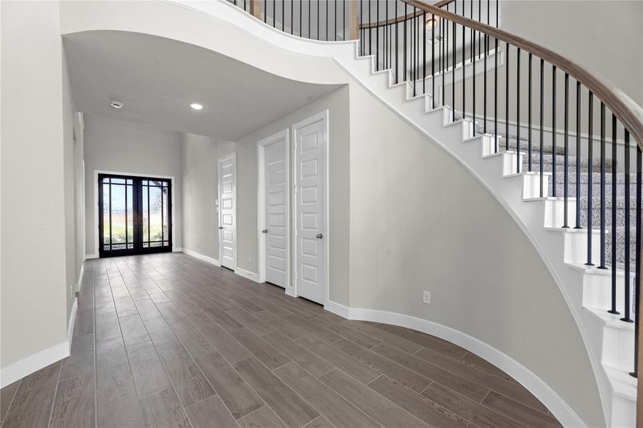 Spacious, unfurnished interior of a new home in Cross Creek West, Fulshear (Image 17).