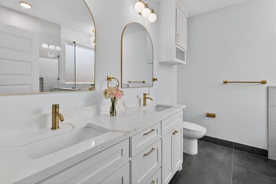 Furnished interior view inside a new home in , Haltom City (Image 14).