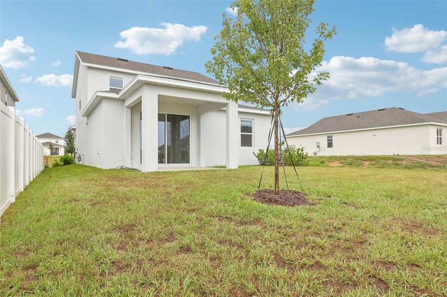 Exterior details and patio area of a home in Eagletail Landings, Howey-in-the-Hills (Image 3).