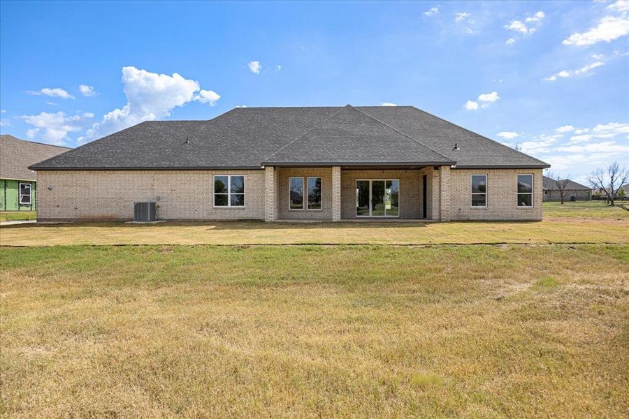 Exterior details and patio area of a home in Pecan Plantation, Granbury (Image 3).