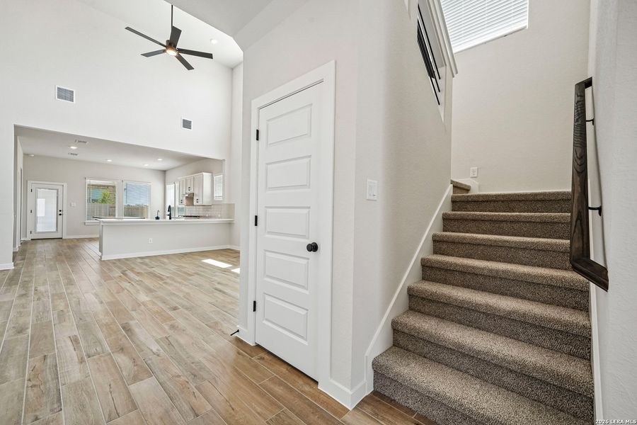 Spacious, unfurnished interior of a new home in Meyer Ranch 45's, New Braunfels (Image 20).