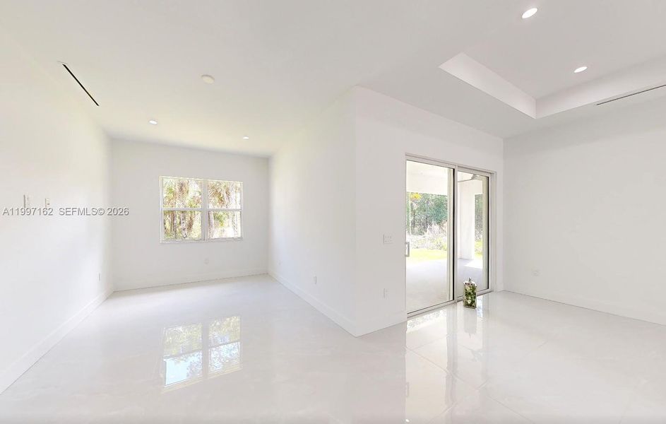 Spacious, unfurnished interior of a new home in , Naples (Image 25).