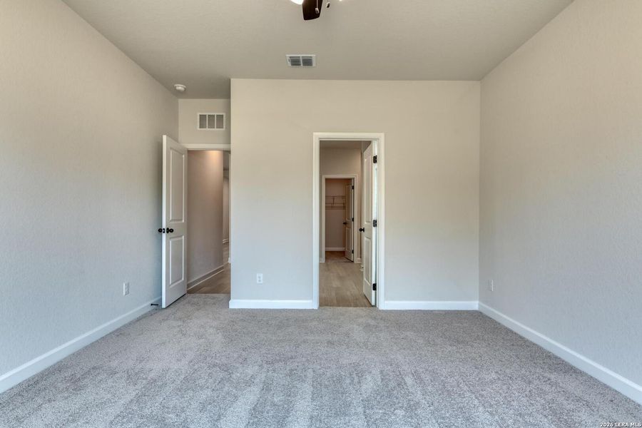 Spacious, unfurnished interior of a new home in Hennersby Hollow, San Antonio (Image 19).