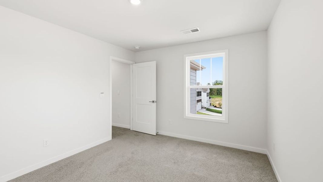 Spacious, unfurnished interior of a new home in Sycamore Cove, Woodruff (Image 32).