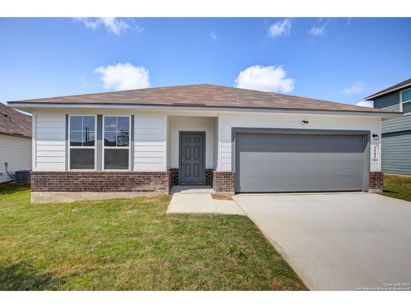 Exterior details and patio area of a home in Hannah Heights, Seguin (Image 1).