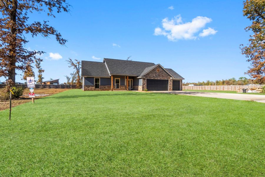 Exterior details and patio area of a home in , Onalaska (Image 33).