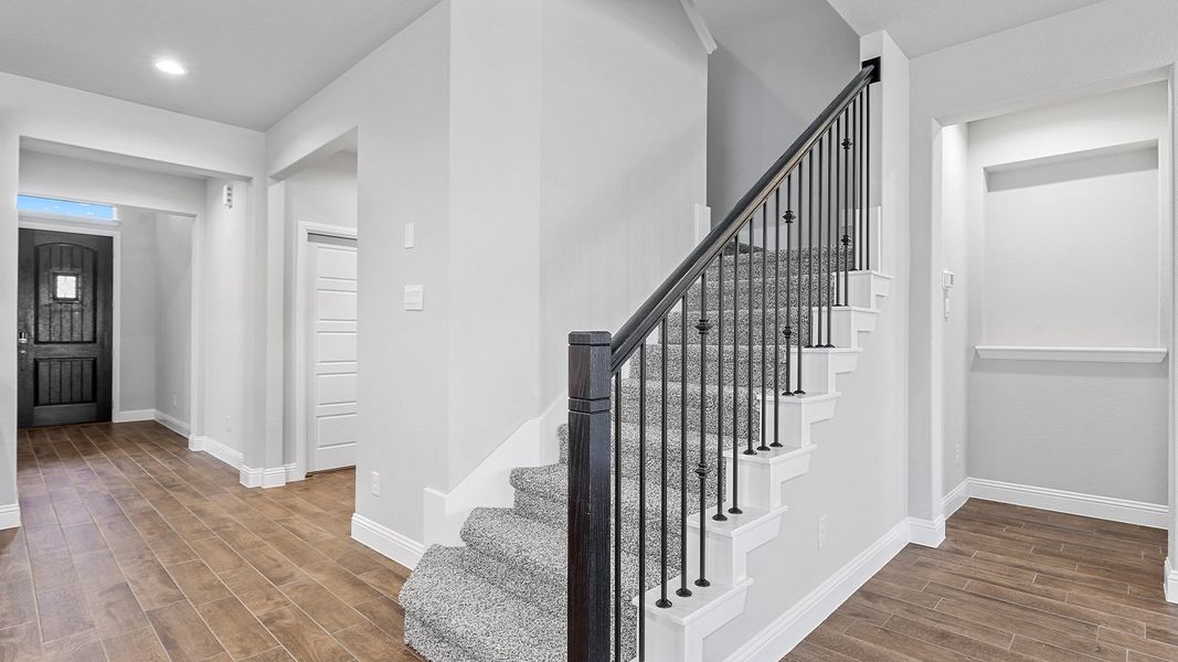 Spacious, unfurnished interior of a new home in Eagle Creek, Denton (Image 25).