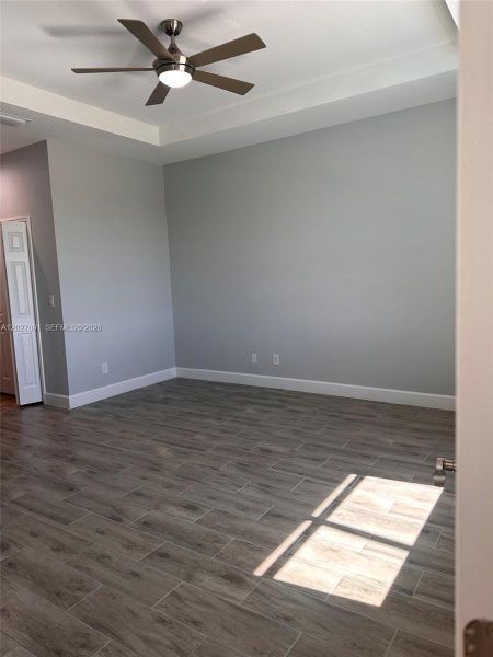 Spacious, unfurnished interior of a new home in , Cape Coral (Image 8).