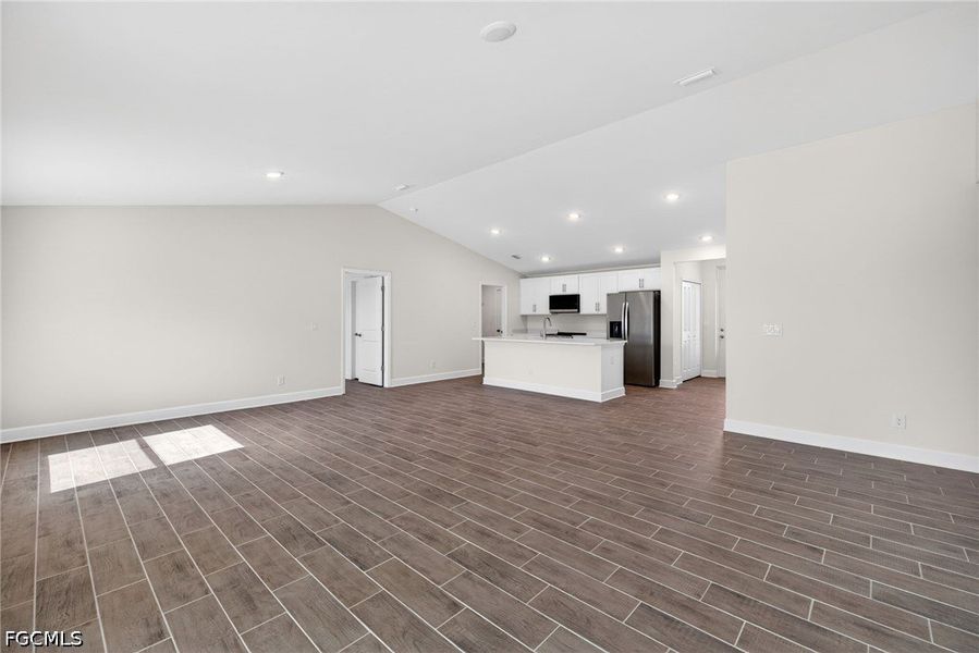 Spacious, unfurnished interior of a new home in Cape Coral, Cape Coral (Image 11).