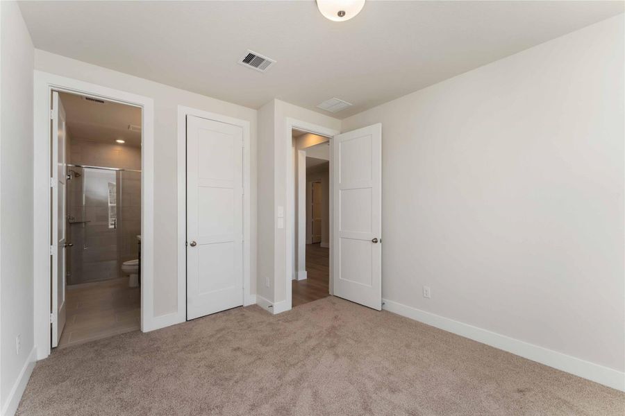 Spacious, unfurnished interior of a new home in Valencia, Manvel (Image 28).