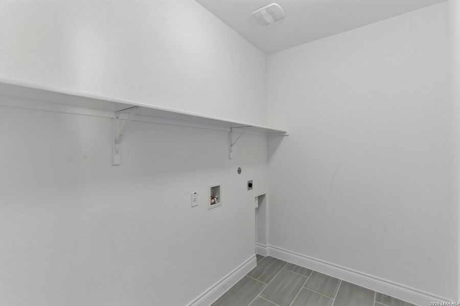 Spacious, unfurnished interior of a new home in Nopal Valley, San Antonio (Image 16).