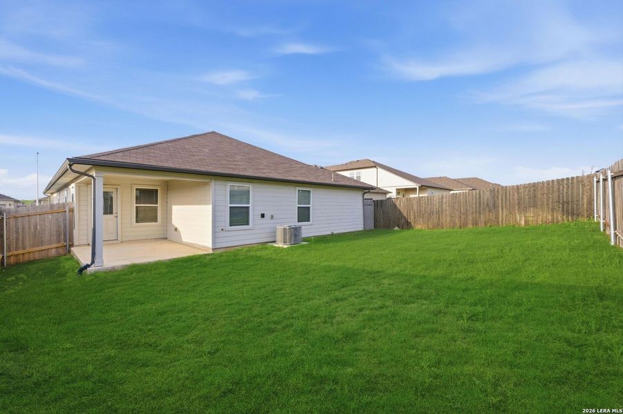 Exterior details and patio area of a home in Arroyo Ranch, Seguin (Image 21).