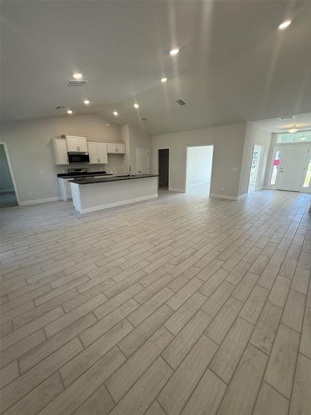 Spacious, unfurnished interior of a new home in Pine Ridge, Beverly Hills (Image 7).
