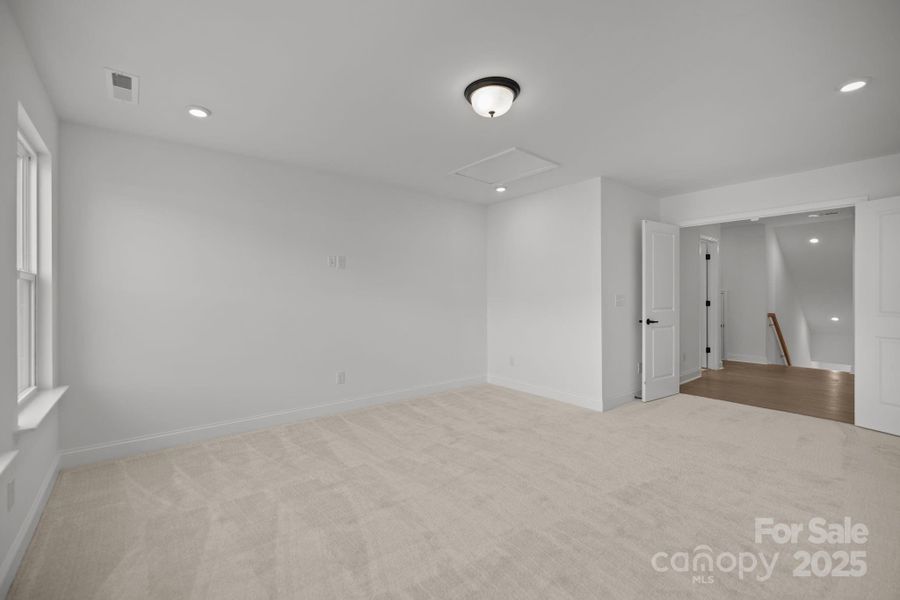 Spacious, unfurnished interior of a new home in Lakeside Glen, York (Image 27). Spacious, unfurnished interior of a new home in Lakeside Glen, York (Image 27).