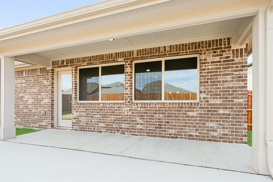 Exterior details and patio area of a home in Eagle Glen Elements, Alvarado (Image 3).