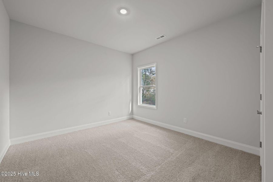 Spacious, unfurnished interior of a new home in Fairfield Harbour, New Bern (Image 29).
