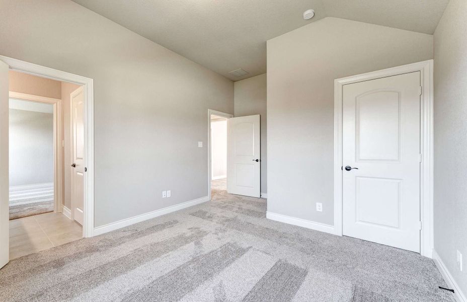 Representative unfurnished interior of a home built from the 4590 by Ravenna Homes in Artavia 70′, Conroe (Image 35).