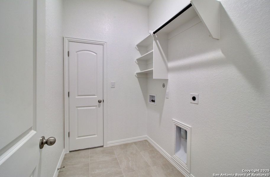 Spacious, unfurnished interior of a new home in Meyer Ranch – Premier, New Braunfels (Image 19). Spacious, unfurnished interior of a new home in Meyer Ranch – Premier, New Braunfels (Image 19).