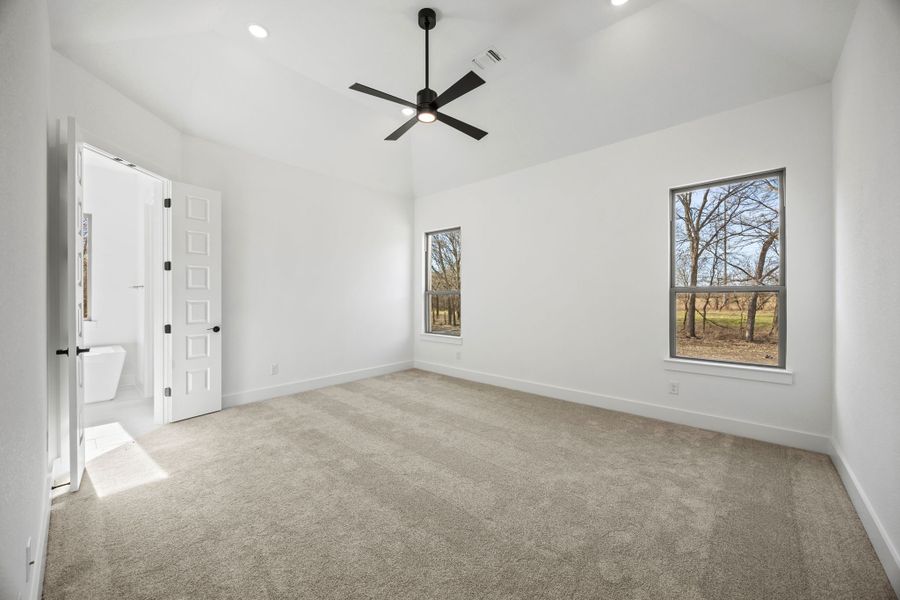 Spacious, unfurnished interior of a new home in Rolling Creek Ranch, Aledo (Image 26).