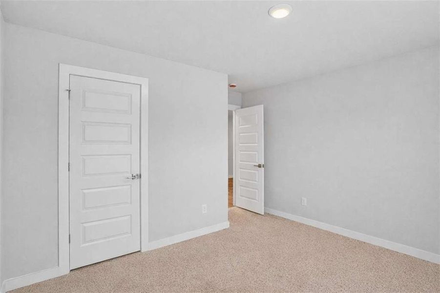 Spacious, unfurnished interior of a new home in The Fairways at Mirror Lake, Villa Rica (Image 16).