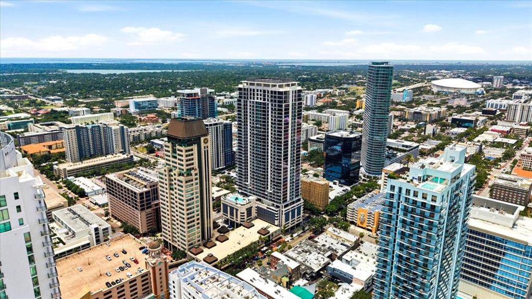 Condo located in St. Petersburg, FL showcasing its design and architecture (Image 48).