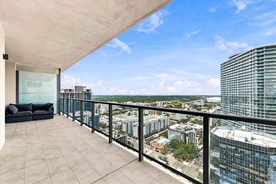 Condo located in St. Petersburg, FL showcasing its design and architecture (Image 33).