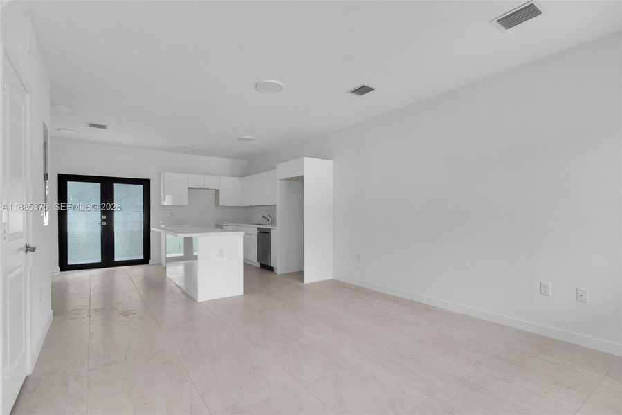 Spacious, unfurnished interior of a new home in , Miami (Image 14).