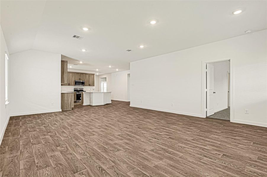 Spacious, unfurnished interior of a new home in Holly Ridge, Rosenberg (Image 32).