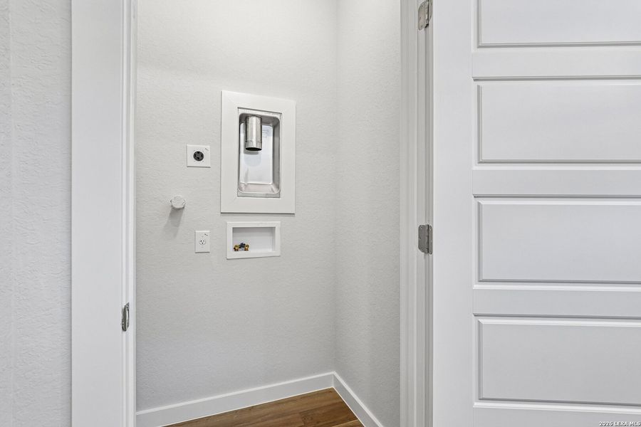 Spacious, unfurnished interior of a new home in Weston Oaks, San Antonio (Image 18).