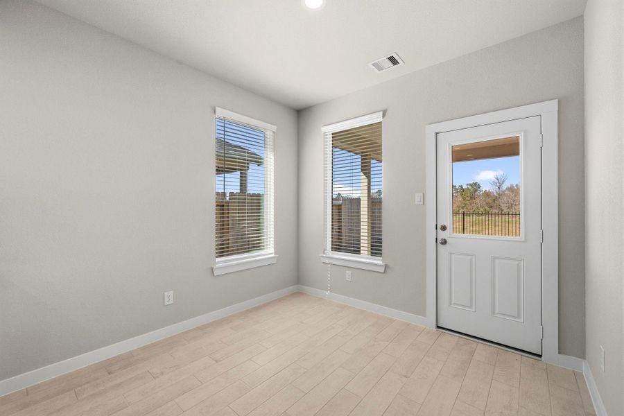 Spacious, unfurnished interior of a new home in Barton Creek Ranch, Conroe (Image 23).