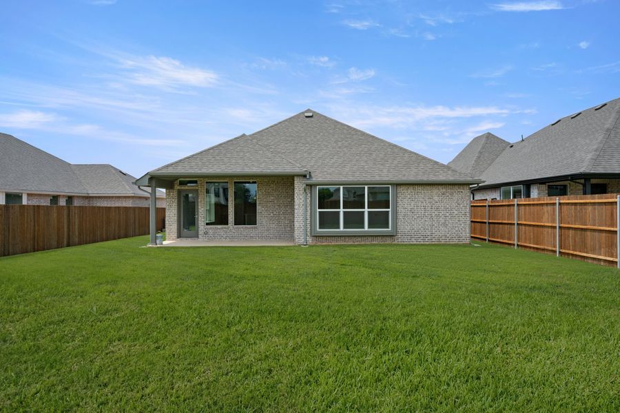 Exterior details and patio area of a home in El Dorado, Granbury (Image 4).