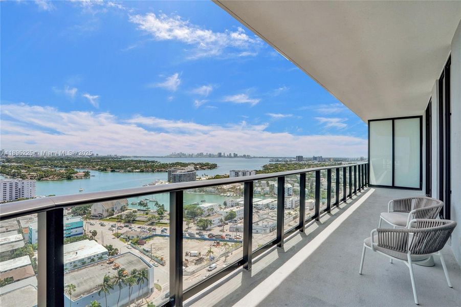 Condo located in Miami, FL showcasing its design and architecture (Image 33).