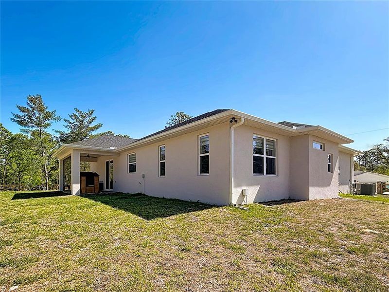 Exterior details and patio area of a home in , Dunnellon (Image 4).