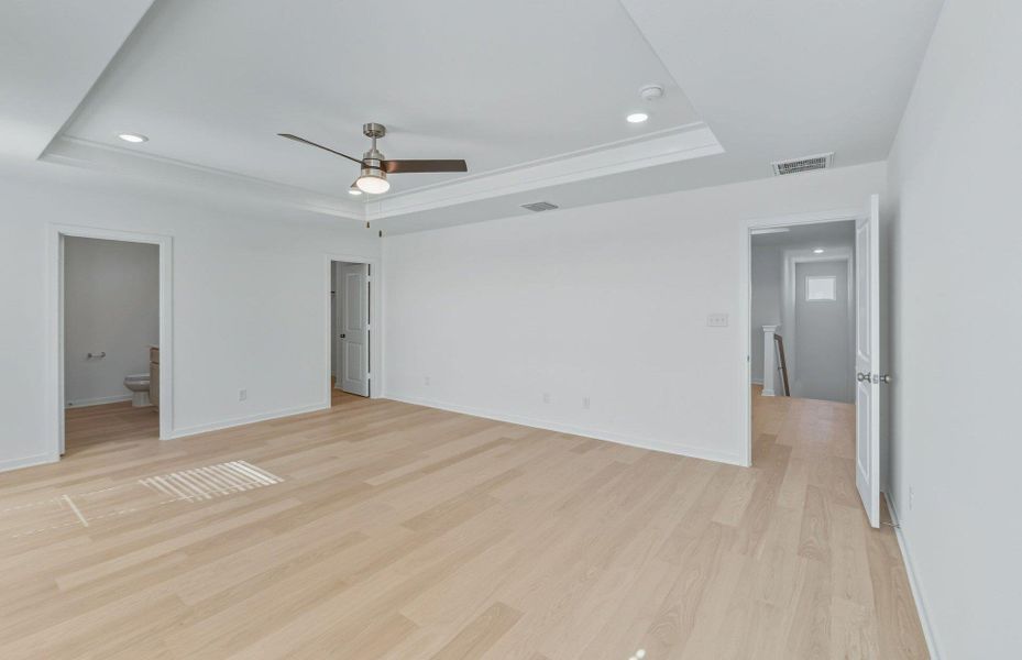 Spacious, unfurnished interior of a new home in Sunfield, Buda (Image 24).