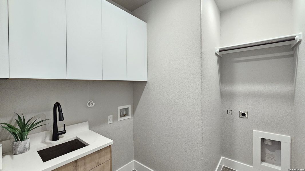 Furnished interior view inside a new home in , Atascosa (Image 15).
