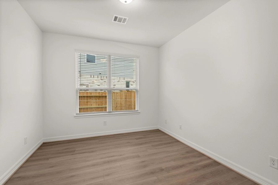 Spacious, unfurnished interior of a new home in Sunterra Lakes, Brookshire (Image 7).