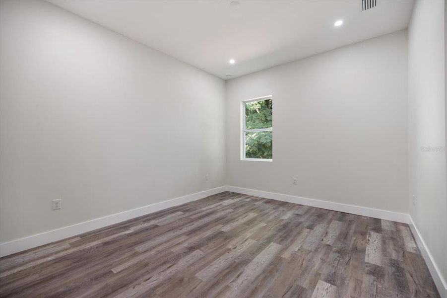 Spacious, unfurnished interior of a new home in , Sarasota (Image 17).