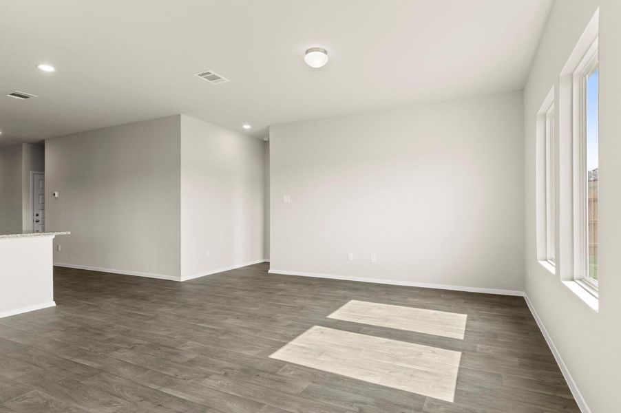 Spacious, unfurnished interior of a new home in Cloverleaf, Austin (Image 27).