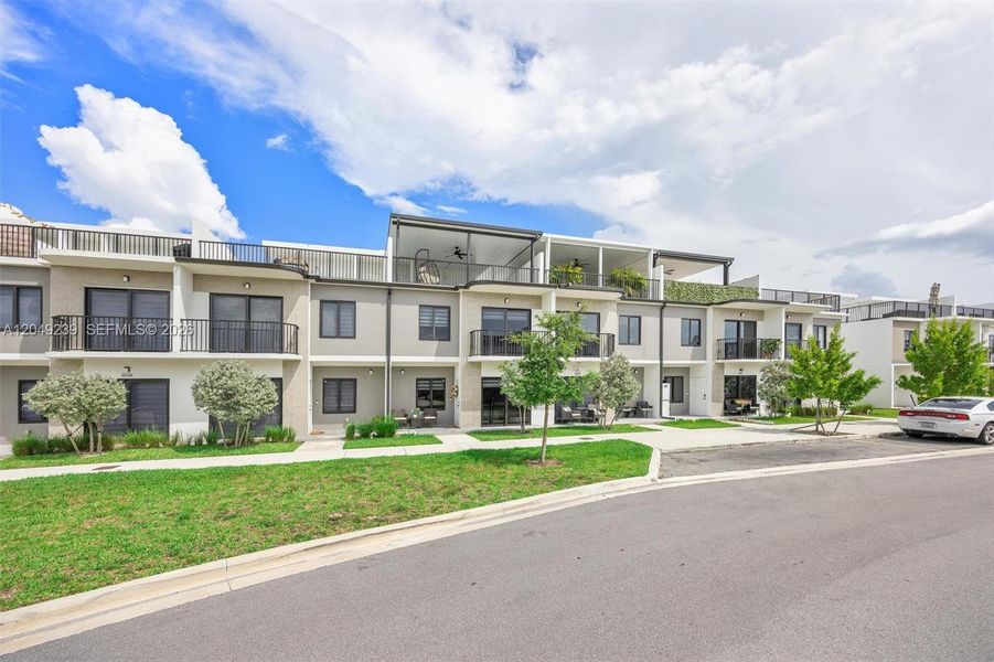 Condo located in Homestead, FL showcasing its design and architecture (Image 4). Condo located in Homestead, FL showcasing its design and architecture (Image 4).