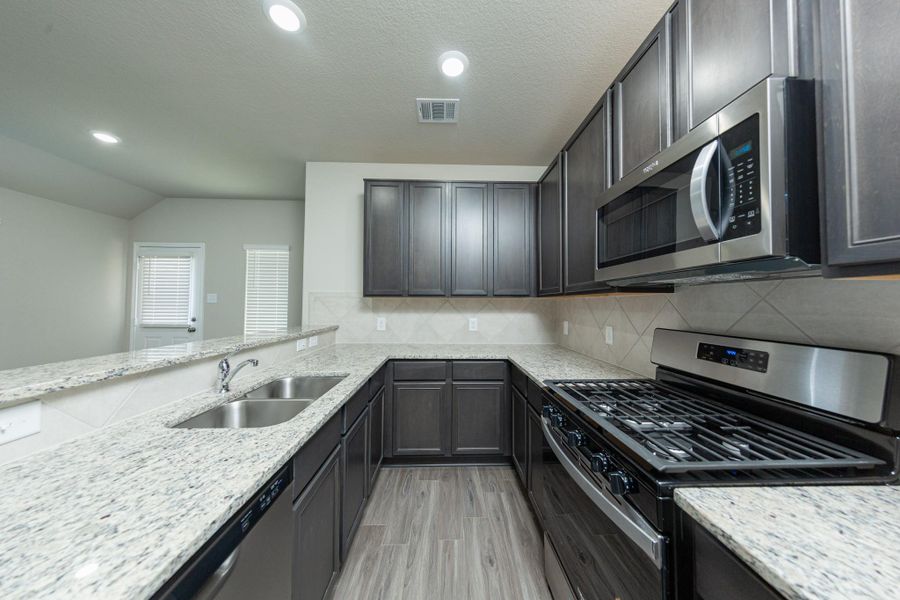 Furnished interior view inside a new home in Mackenzie Creek, Conroe (Image 5).