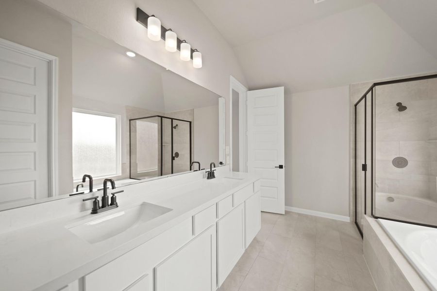 Luxurious owner's bath (*Photo not of actual home and used for illustration purposes only.)