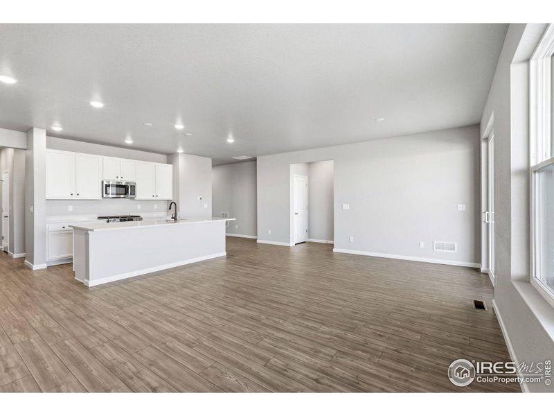 Spacious, unfurnished interior of a new home in Cordovan, Longmont (Image 15).